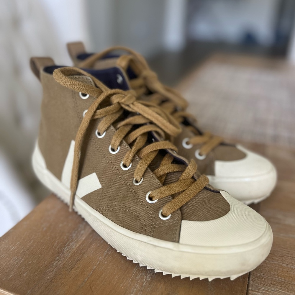 Veja - Nova High Top Sneaker SIZE 7